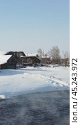 Vertical video of russian Altai country village Semiletka and river Koksha in winter season. The banks are covered with snow. Стоковое видео, видеограф Сергей Пристяжнюк (Serg Zastavkin) / Фотобанк Лори