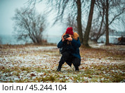 Девушка фотограф фотографирует на улице зимой. Стоковое фото, фотограф Оксана / Фотобанк Лори