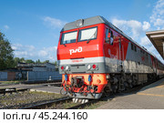 Российский пассажирский тепловоз ТЭП70БС крупным планом солнечным летним днем. Вокзал города Рыбинска (2024 год). Редакционное фото, фотограф Виктор Карасев / Фотобанк Лори