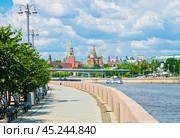 Вид на Московский Кремль в солнечный летний день. Москва. Россия (2024 год). Редакционное фото, фотограф E. O. / Фотобанк Лори