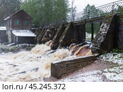 Broken abandoned dam of the old Finnish hydroelectric plant. Стоковое фото, фотограф EugeneSergeev / Фотобанк Лори