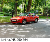 Red sports car Porsche 924, front side view. Редакционное фото, фотограф Константин Григорьев / Фотобанк Лори