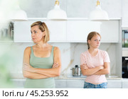 Quarreled mum and daughter do not talk ignore to each other and look in different directions. Стоковое фото, фотограф Яков Филимонов / Фотобанк Лори
