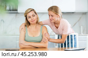 Teenage daughter asking mother to forgive after argument. Стоковое фото, фотограф Яков Филимонов / Фотобанк Лори
