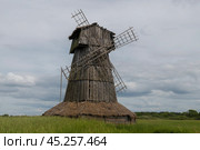 Cтарая деревянная мельница в поле облачным июньским днем. Урочище Лосковицы (Лосковское). Псковская область (2024 год). Стоковое фото, фотограф Виктор Карасев / Фотобанк Лори