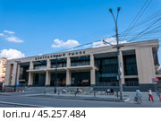 Voronezh, Russia, July 18, 2024: The building of the central market on a summer day in Voronezh. Редакционное фото, фотограф Катерина Белякина / Фотобанк Лори