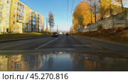 Живописная улица города Петрозаводска солнечным осенним утром. Район Перевалка. Вид с капота автомобиля на новые многоэтажные жилые дома. Оригинальный звук города. Редакционное видео, видеограф Sergei Gorin / Фотобанк Лори
