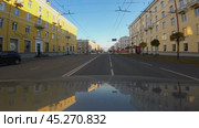 Проспект Ленина в городе Петрозаводске, солнечным осенним утром. Живописный городской пейзаж со зданием Петр ГУ. Вид с автомобиля. Редакционное видео, видеограф Sergei Gorin / Фотобанк Лори