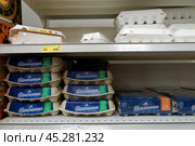 Куриные яйца на прилавке продуктового магазина. Москва, Россия. 30 октября 2024. Редакционное фото, фотограф Артём Соболев / Фотобанк Лори