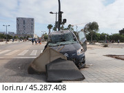 The aftermath of hurricane Dana in Valencia, Spain - Devastating consequences of flooding in Valencia, damaged car and debris on city street. Стоковое фото, фотограф Данил Руденко / Фотобанк Лори