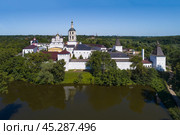 Старинный Рождества Пресвятой Богородицы Пафнутиев Боровский мужской монастырь солнечным июльским днем. Калужская область (2021 год). Стоковое фото, фотограф Виктор Карасев / Фотобанк Лори