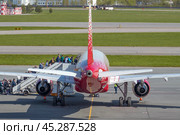 Посадка пассажиров  в самолет Airbus A319-100 (RA-73212) авиакомпании "Россия" на летном поле аэропорта Пулково солнечным майским днем. Санкт-Петербург (2022 год). Редакционное фото, фотограф Виктор Карасев / Фотобанк Лори