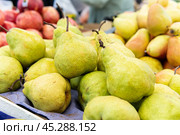 crop space closeup diet ripe background freshness agriculture bunch food fresh fruit pear copy. Стоковое фото, фотограф ilya Lyubchenko / Фотобанк Лори