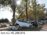 The aftermath of hurricane Dana in Valencia, Spain - Devastating consequences of flooding in Valencia, damaged cars and debris piling up. Стоковое фото, фотограф Данил Руденко / Фотобанк Лори