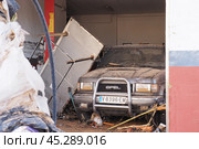 The aftermath of hurricane Dana in Valencia, Spain - Devastating flood destroys garage and damages car in Valencia. Стоковое фото, фотограф Данил Руденко / Фотобанк Лори
