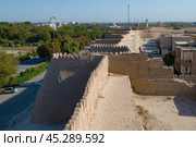 На старинной стене внутреннего города Ичан-Кала сентябрьским днем. Хива, Узбекистан (2022 год). Стоковое фото, фотограф Виктор Карасев / Фотобанк Лори