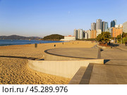 Пляж Haeundae (Хэундэ) в Пусане, Южная Корея. Стоковое фото, фотограф Римма Тельнова / Фотобанк Лори