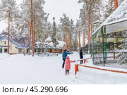 Зоопарк на территории резиденции Деда Мороза в Великом Устюге. Veliky Ustyug, Russia - March 1, 2024: Zoo in Votchina or home estate of russian Santa Ded Moroz Grandfather Frost in Veliky Ustyug, Vologda region. Редакционное фото, фотограф Елена Серебрякова / Фотобанк Лори