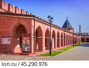 Башня и стена, Торговые Ряды, Тульский Кремль, Тула (2023 год). Редакционное фото, фотограф Baturina Yuliya / Фотобанк Лори