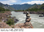 Stone pyramid on the bank of Altai river Katun and rapids Oroktoy Teldekpen. Стоковое фото, фотограф Сергей Пристяжнюк (Serg Zastavkin) / Фотобанк Лори