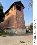 Краснокирпичная башня. Смоленск. Стоковое фото, фотограф Юлия Варенцова / Фотобанк Лори
