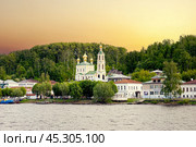 Плес. Варваринская церковь на закате. Вид с реки (2019 год). Редакционное фото, фотограф Инна Грязнова / Фотобанк Лори