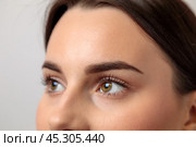 Woman showing perfect eyebrows after microblading treatment. Стоковое фото, фотограф Юрий Поздников / Фотобанк Лори