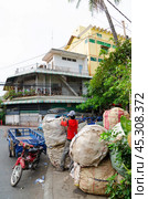 Trash recycling in Cambodia (2013 год). Редакционное фото, фотограф Александр Подшивалов / Фотобанк Лори
