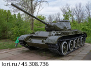Советский средний танк Т-44 в открытой экспозиции Музея боевой и трудовой славы  майским днем. Саратов (2024 год). Редакционное фото, фотограф Виктор Карасев / Фотобанк Лори