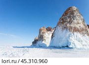 Baikal Lake on sunny winter day. View of beautiful marble cliffs of Sagan-Khushun cape called Three Brothers -  natural landmark of Olkhon Island. Scenic landscape. Winter travel and outdoor recreation. Стоковое фото, фотограф Виктория Катьянова / Фотобанк Лори