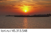 Resort beach with parasol and sea sunrise. Стоковое видео, видеограф Михаил Коханчиков / Фотобанк Лори