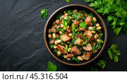 Классическое кассуле с белой фасолью и травами, плоская выкладка для кулинарного вдохновения. Стоковое AI-изображение, AI-художник ФотоИнтеллект / Фотобанк Лори