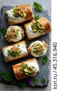 Вкусные фисташковые эклеры в плоской форме для вдохновения и дизайна десертов. Стоковое AI-изображение, AI-художник ФотоИнтеллект / Фотобанк Лори