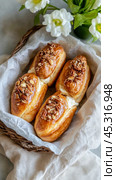 Вкусные эклеры с пралиновым кремом в деревенской корзинке для десертного наслаждения. Стоковое AI-изображение, AI-художник ФотоИнтеллект / Фотобанк Лори