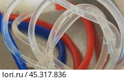 Gas bubbles move in liquid along curved tubes. Стоковое видео, видеограф Михаил Коханчиков / Фотобанк Лори