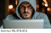 Угроза кибербезопасности со стороны хакера, использующего ноутбук в ночном городе. Стоковое AI-изображение, AI-художник ФотоИнтеллект / Фотобанк Лори