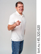 An older man smiling and reaching out with both hands. Стоковое фото, фотограф Сергей Толмачёв / Фотобанк Лори