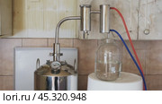 Home alcohol distillation equipment. Стоковое видео, видеограф Михаил Коханчиков / Фотобанк Лори