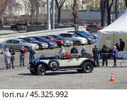 Ретро-автомобиль Packard 443 Custom Eight Roadster. Автобаттл «Ревущие 20-е». Екатеринбург, площадь 1905 года. (2019 год). Редакционное фото, фотограф Алексей Иванов / Фотобанк Лори