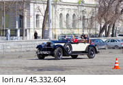 Ретро-автомобиль Packard 443 Custom Eight Roadster. Автобаттл «Ревущие 20-е». Екатеринбург, площадь 1905 года. (2019 год). Редакционное фото, фотограф Алексей Иванов / Фотобанк Лори