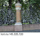 Кирпичная опора и кованая ограда Михайловского парка в Санкт-Петербурге. Россия (2024 год). Стоковое фото, фотограф Наталья Сухорукова / Фотобанк Лори