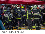 Сотрудники МЧС принимают участие в тушении пожара в жилом доме в центре города Москвы, Россия. Редакционное фото, фотограф Николай Винокуров / Фотобанк Лори
