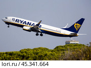 Ryanair aircraft in traditional livery ascending to sky from Barcelona (2023 год). Редакционное фото, фотограф Яков Филимонов / Фотобанк Лори