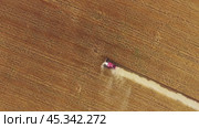 Top view of combine on harvest field. Стоковое видео, видеограф Михаил Коханчиков / Фотобанк Лори