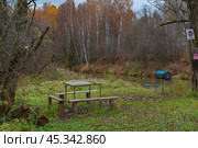 Оборудованное место для отдыха и шашлыка на берегу реки. Стоковое фото, фотограф MК / Фотобанк Лори