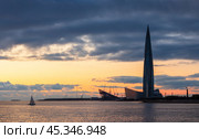 St. Petersburg, Russia. Beautiful evening landscape with a skyscraper on the seashore. Amazing view of a skyscraper and sailing yacht. The tallest building in Europe. (2019 год). Редакционное фото, фотограф Андрей Степанов / Фотобанк Лори