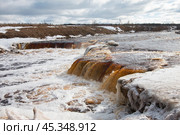 Ленинградская область. Большой Тосненский (Гертовский, Саблинский) водопад ранней весной. Стоковое фото, фотограф Сергей Крамарев / Фотобанк Лори