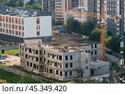 Санкт-Петербург. Строительство детского сада на Среднерогатской улице рядом с недавно построенной школой № 704 (2024 год). Редакционное фото, фотограф Сергей Крамарев / Фотобанк Лори