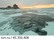 Озеро Байкал зимой, покрытое льдом. Остров Ольхон и скала Шаманка. Стоковое фото, фотограф Сергей Крамарев / Фотобанк Лори