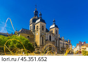 Ancient Catholic church of Saint-Pierre in french city of Chalon-sur-Saone. Стоковое фото, фотограф Яков Филимонов / Фотобанк Лори